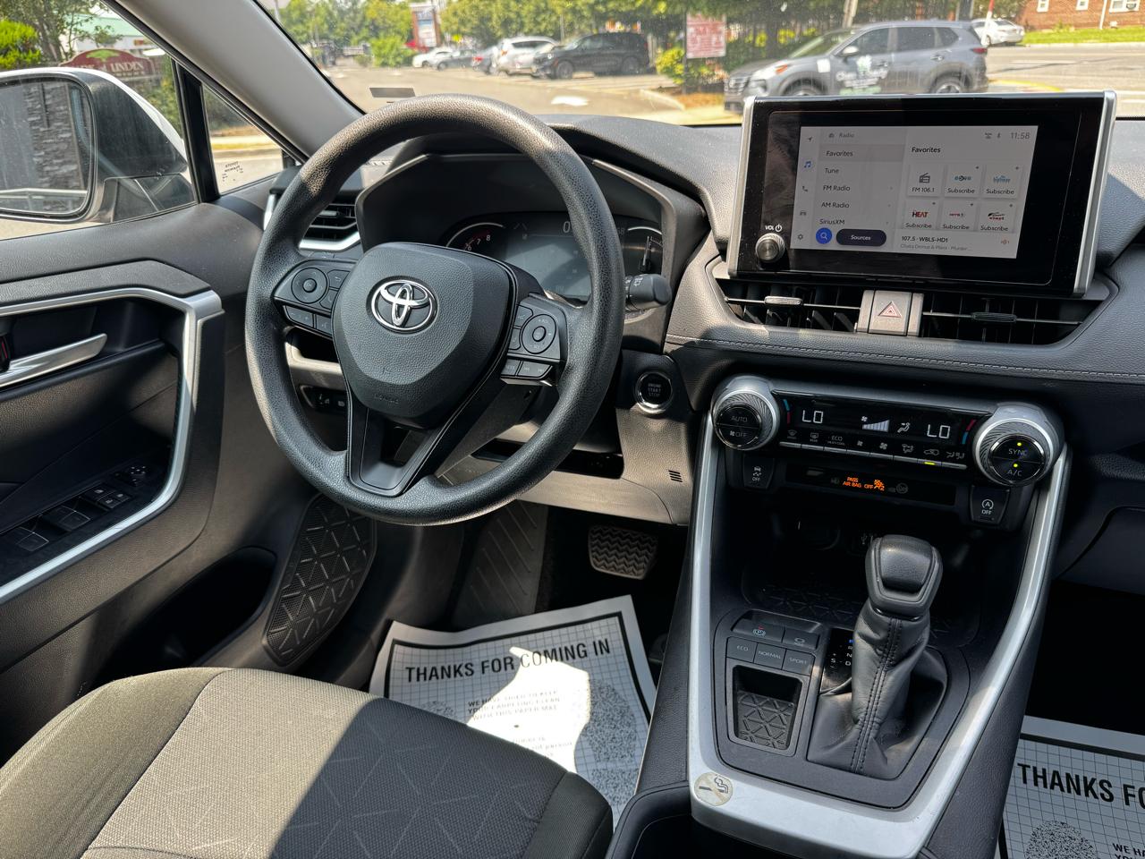 Toyota RAV4 XLE 2025