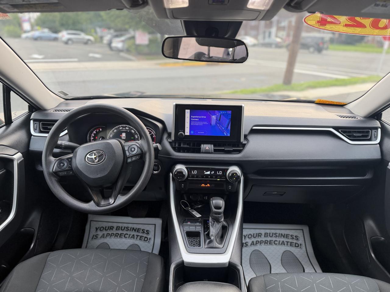 Toyota RAV4 XLE 2024