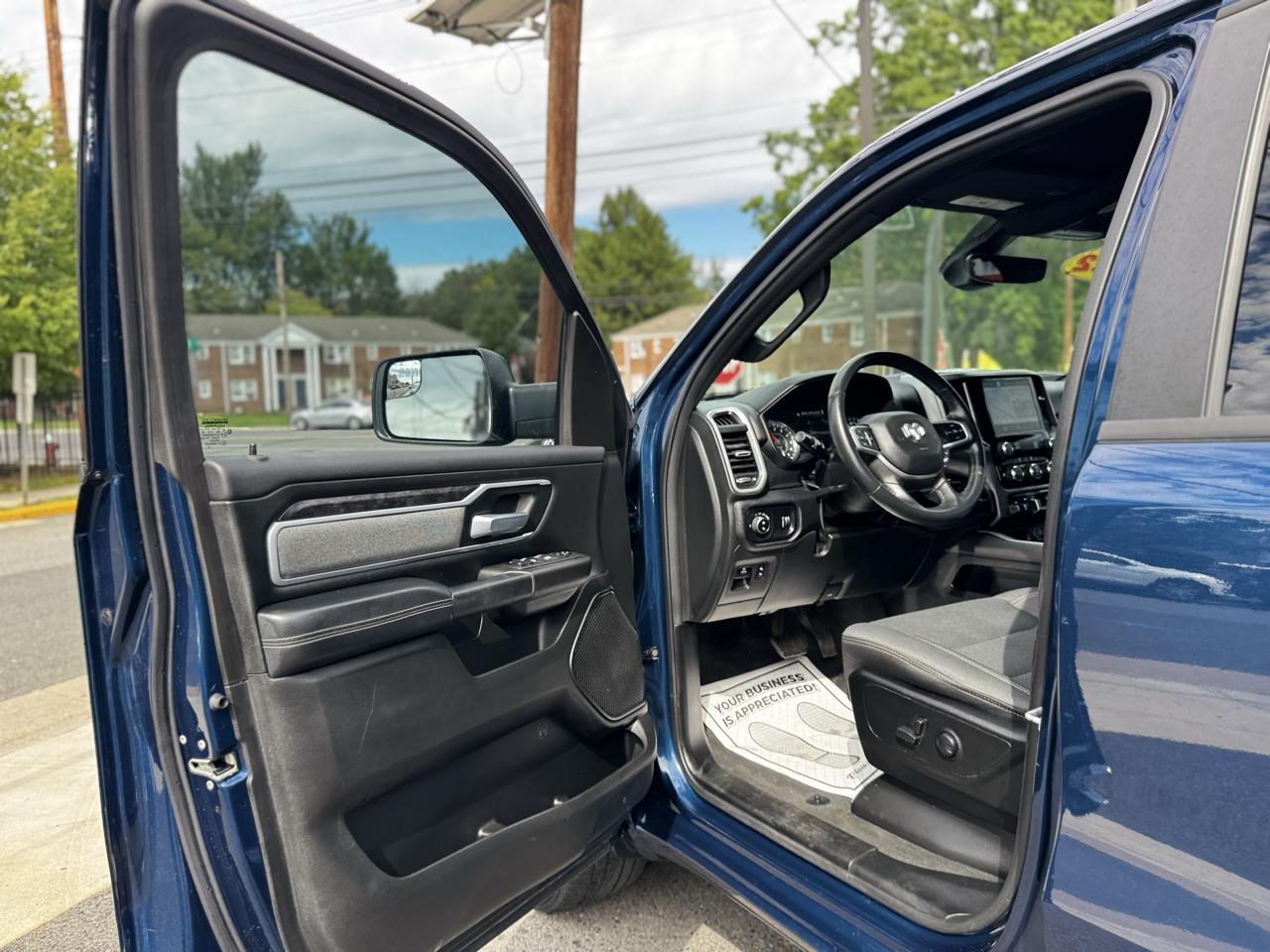 RAM 1500 Big Horn Crew Cab SWB 4WD 2022