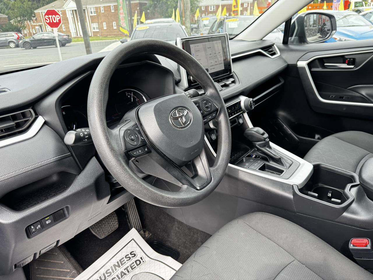 Toyota RAV4 XLE 2024