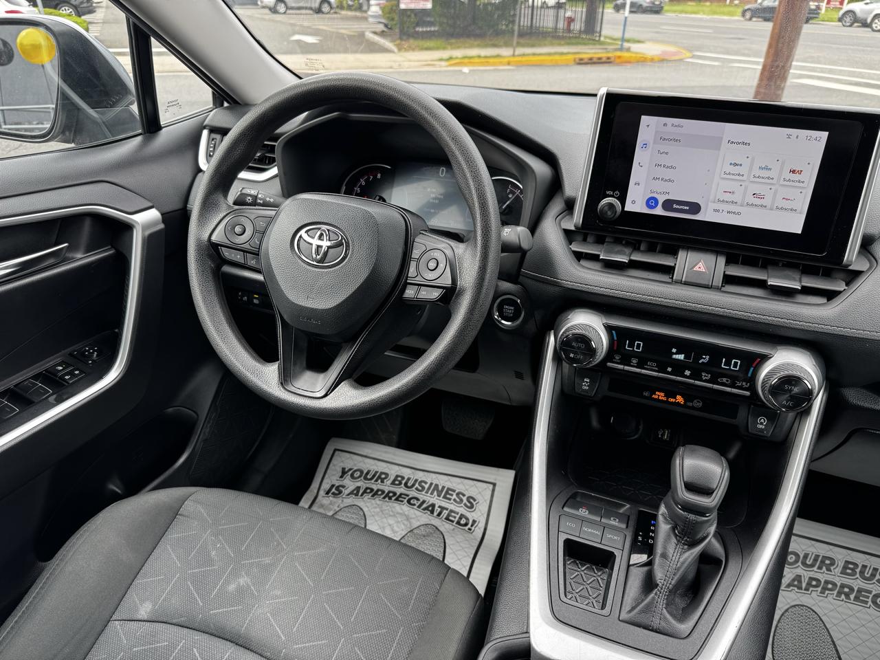 Toyota RAV4 XLE 2024