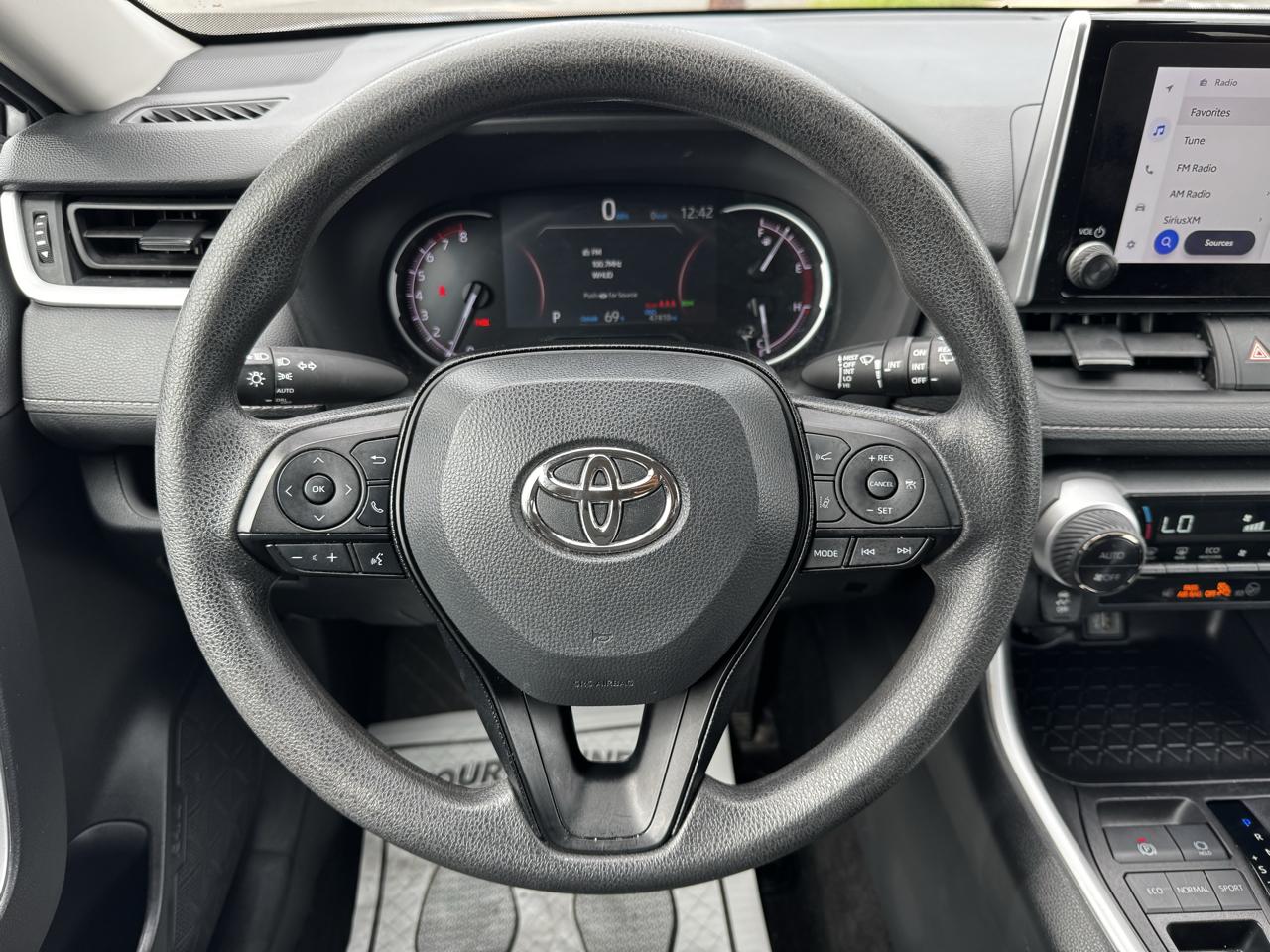 Toyota RAV4 XLE 2024