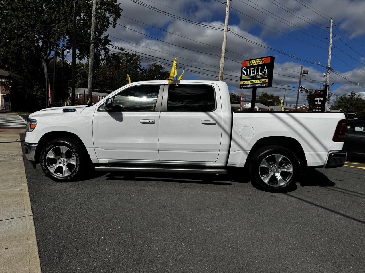 RAM 1500 Laramie Crew Cab SWB 4WD 2024