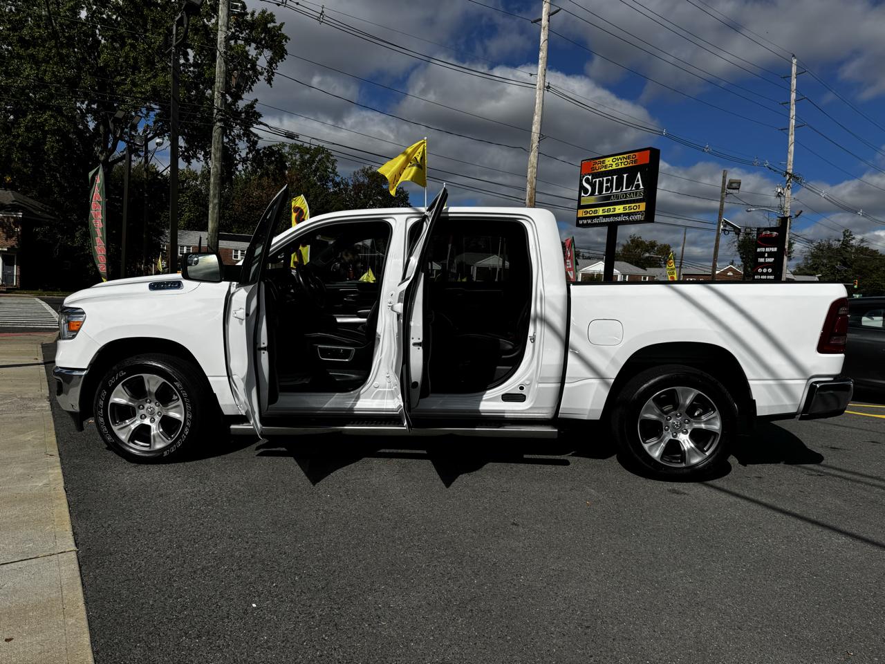 RAM 1500 Laramie Crew Cab SWB 4WD 2024