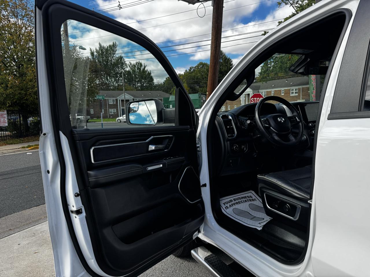 RAM 1500 Laramie Crew Cab SWB 4WD 2024