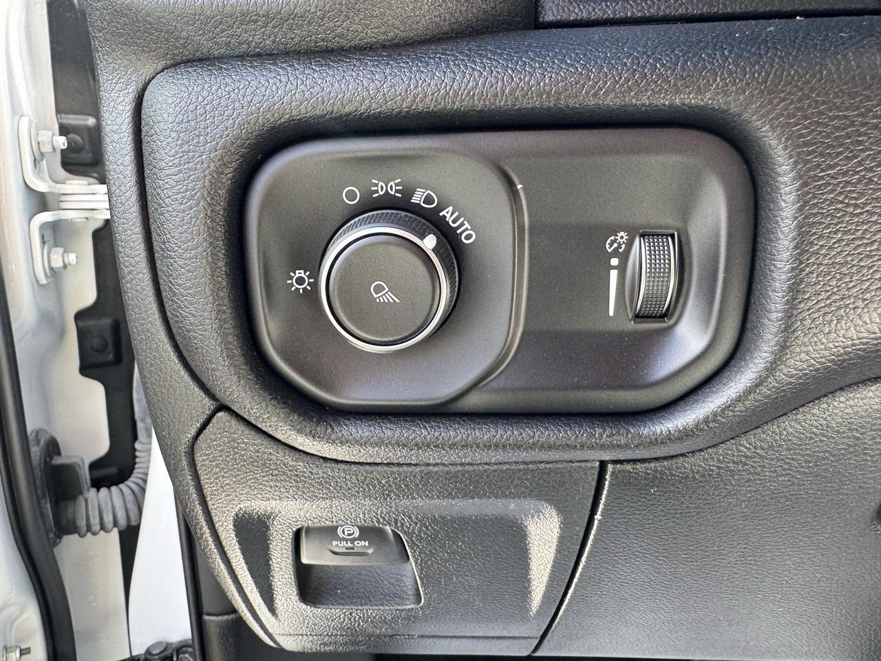 RAM 1500 Laramie Crew Cab SWB 4WD 2024