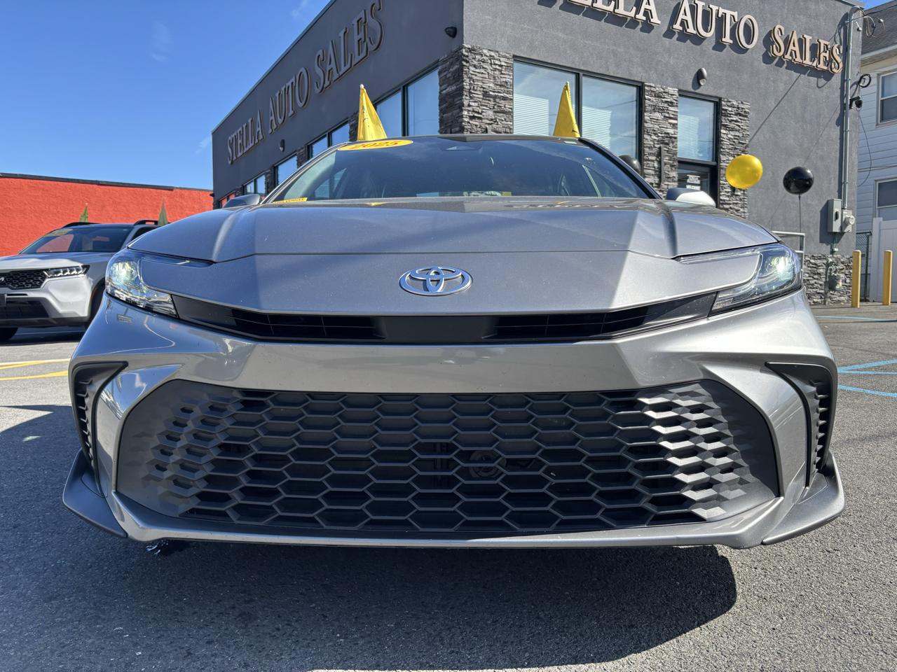 Toyota Camry Hybrid XLE 2025