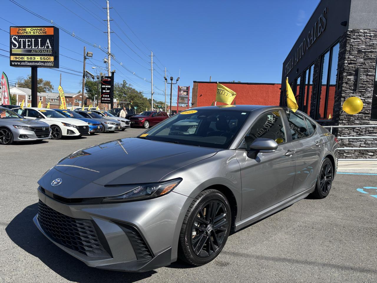 Toyota Camry Hybrid XLE 2025