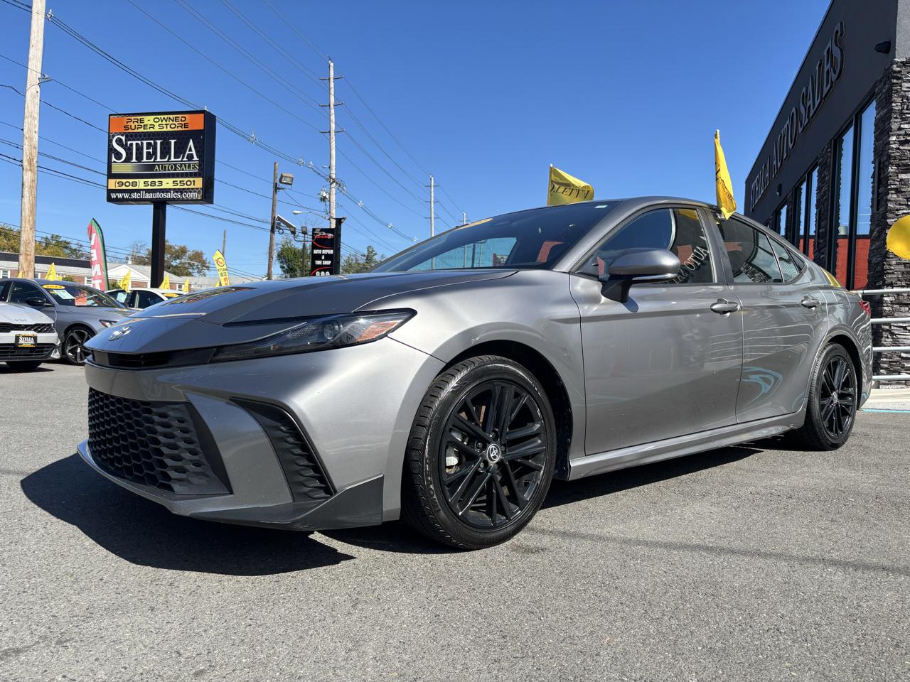Toyota Camry Hybrid XLE 2025