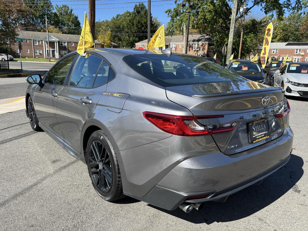 Toyota Camry Hybrid XLE 2025