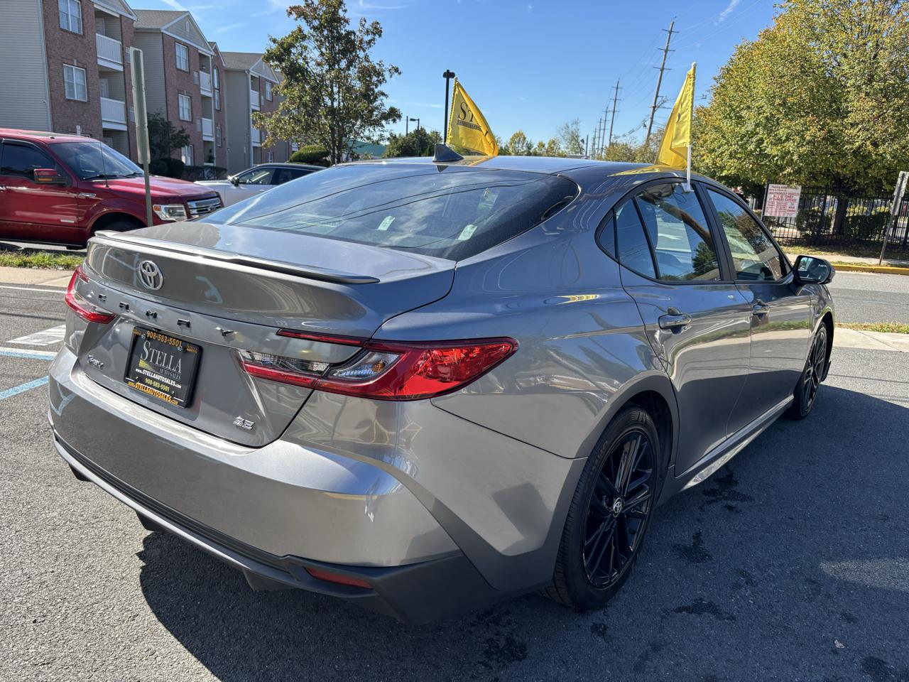 Toyota Camry Hybrid XLE 2025