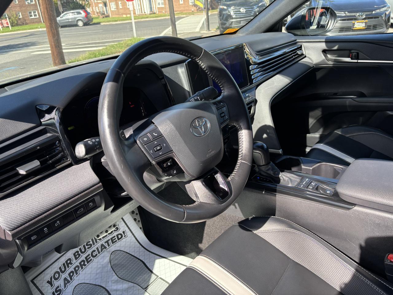 Toyota Camry Hybrid XLE 2025
