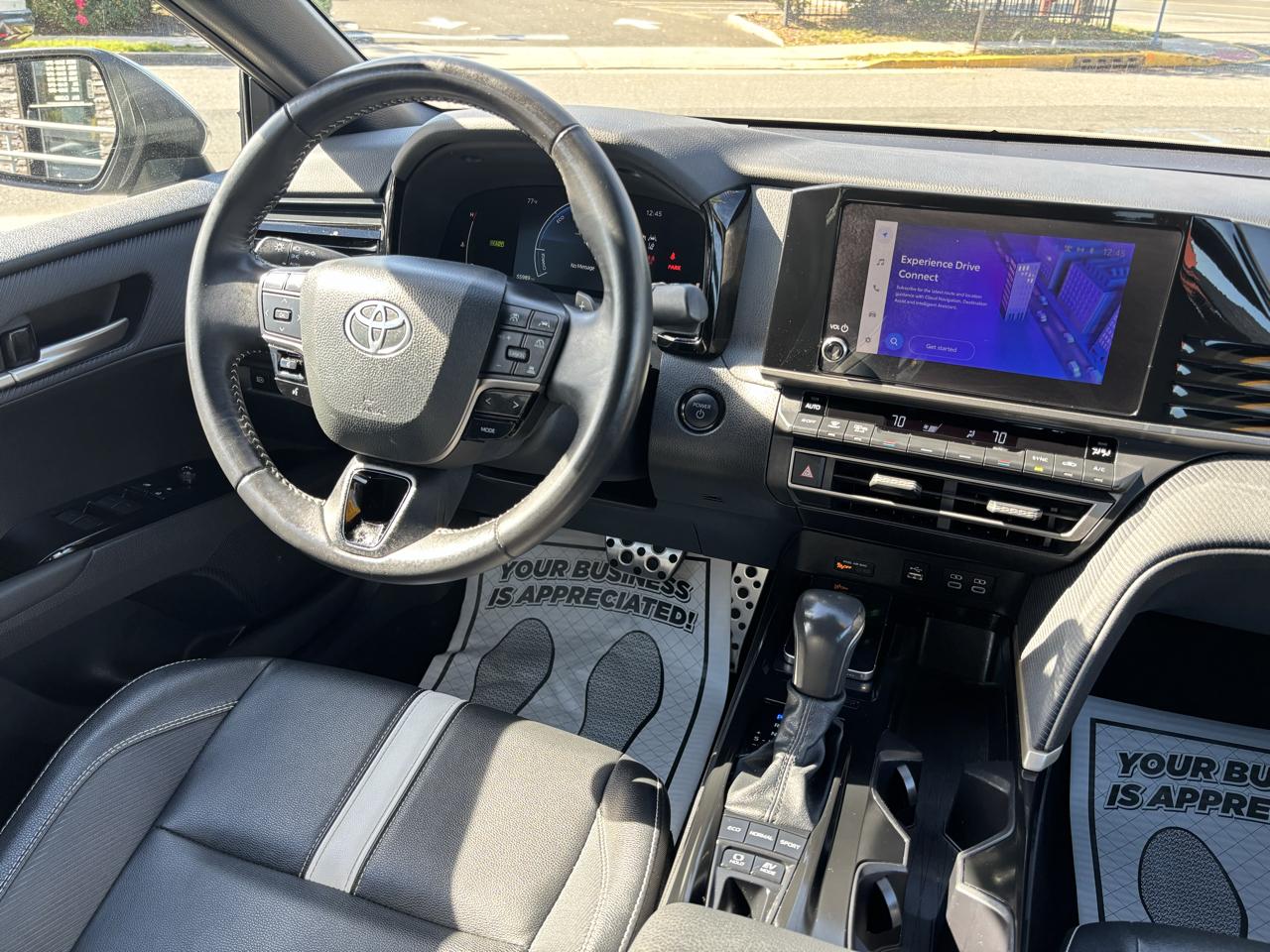 Toyota Camry Hybrid XLE 2025