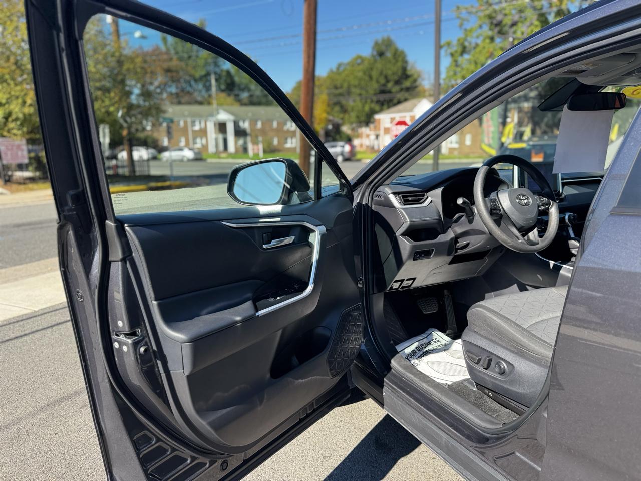 Toyota RAV4 XLE 2025