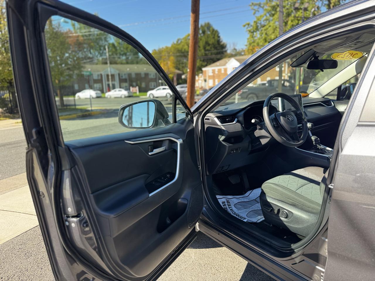 Toyota RAV4 XLE 2025