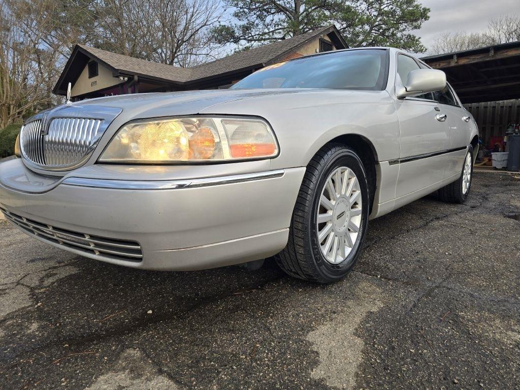 2005 Lincoln Town Car Signature Limited