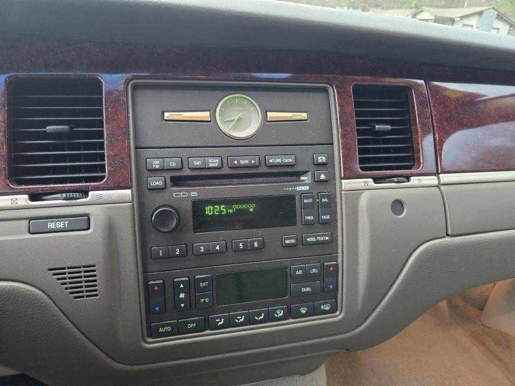 Lincoln Town Car  2005