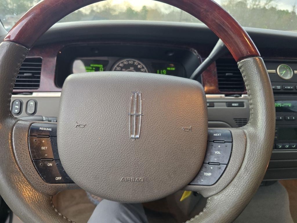 Lincoln Town Car  2005