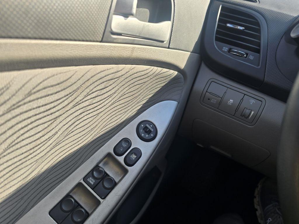 Hyundai Accent  2012