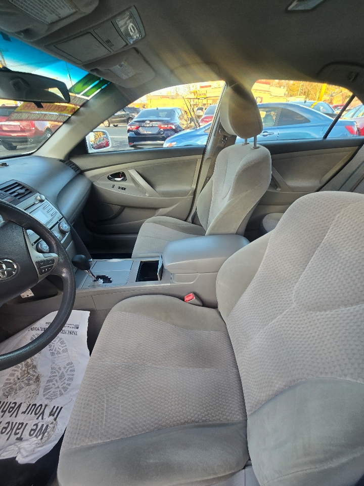 Toyota Camry SE 6-Spd MT 2010