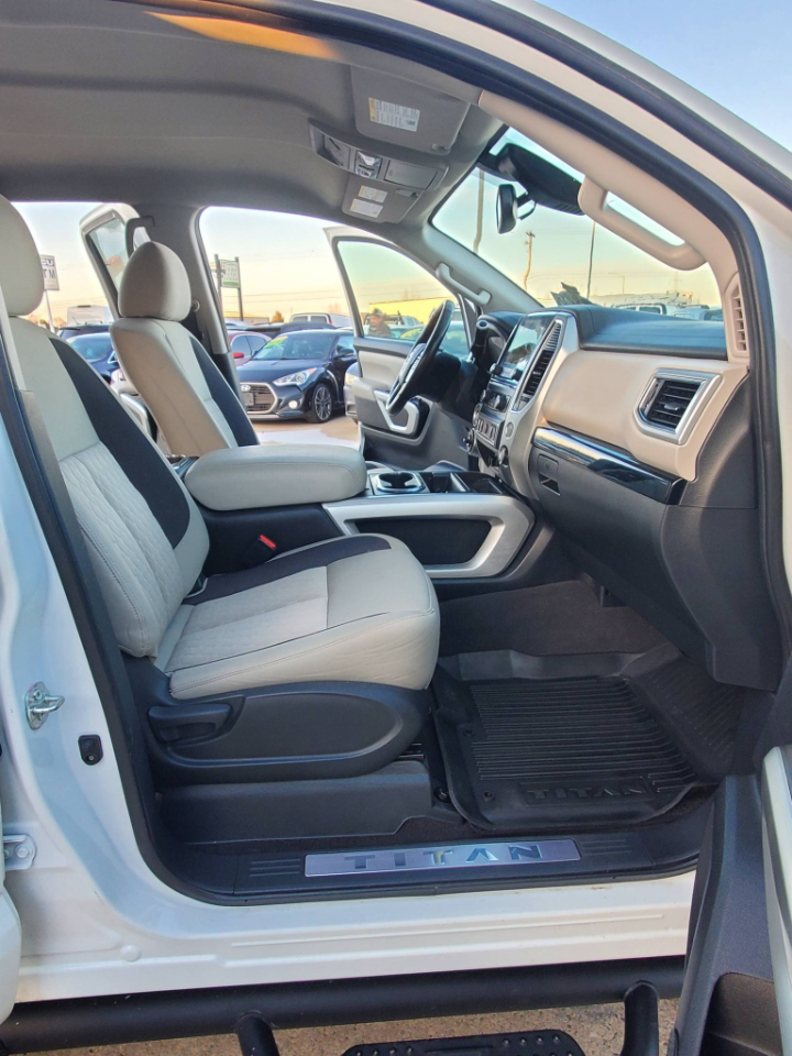 Nissan Titan Platinum Reserve Crew Cab 4WD 2022