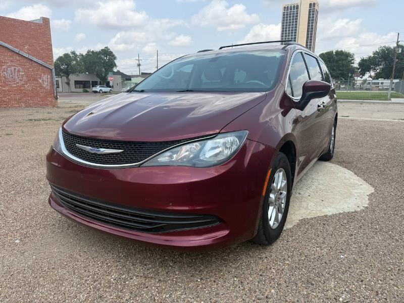 2020 Chrysler Voyager LXI's photo