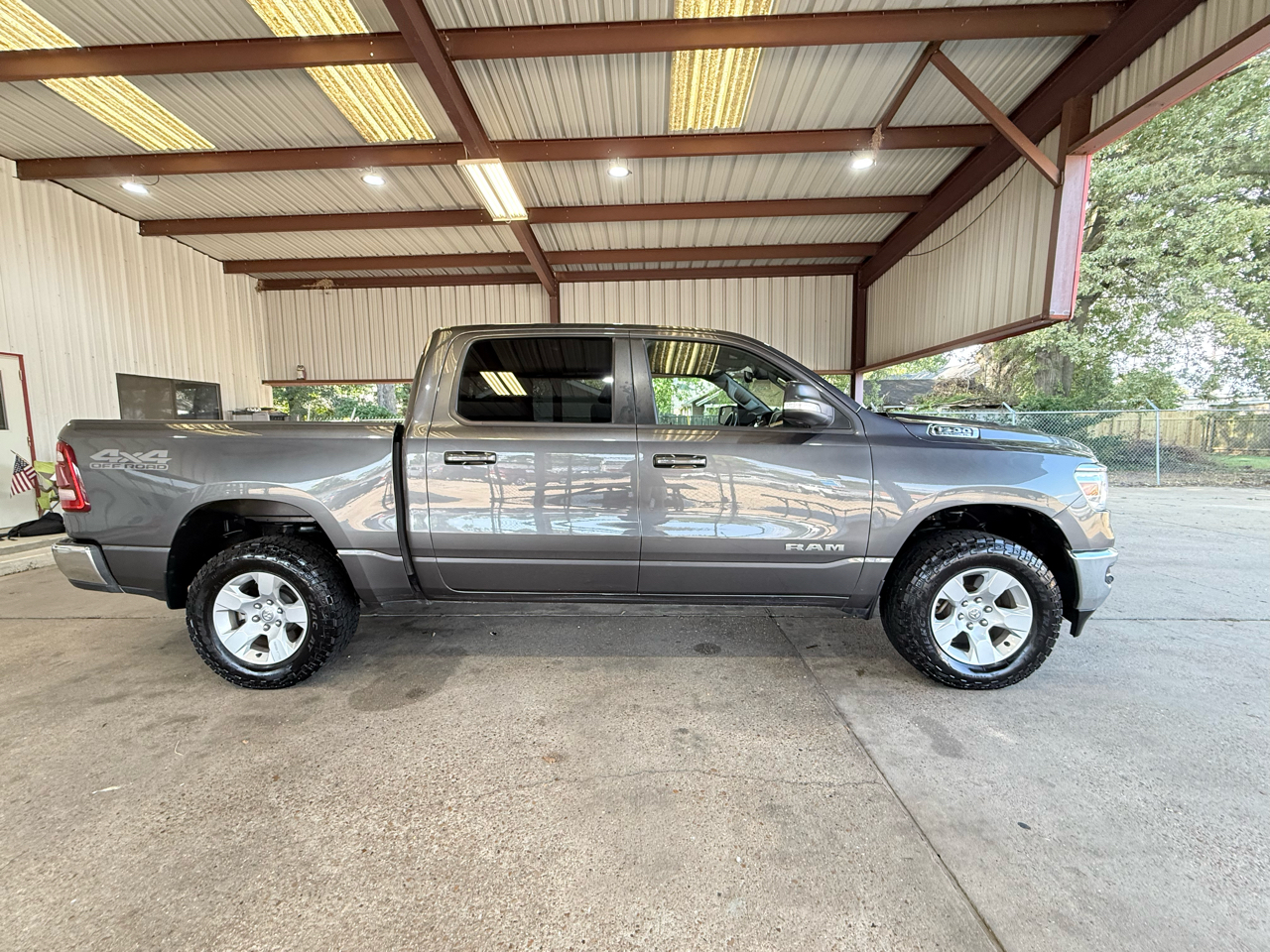 RAM 1500 Big Horn 4x4 Crew Cab 5'7" Box 2022 RAM 1500 Big Horn 4x4 Crew Cab 5'7" Box 2022