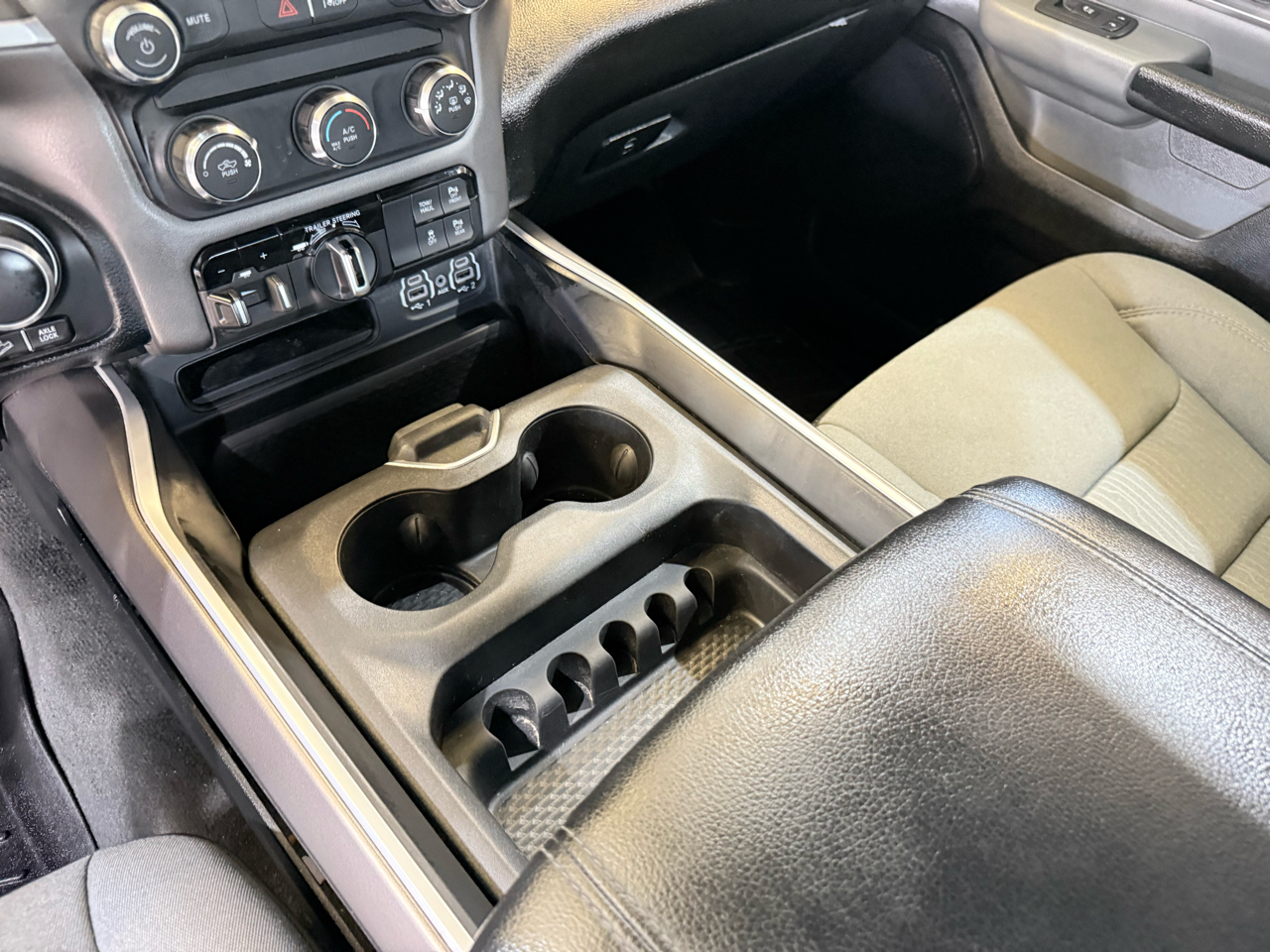 RAM 1500 Big Horn 4x4 Crew Cab 5'7" Box 2022 RAM 1500 Big Horn 4x4 Crew Cab 5'7" Box 2022