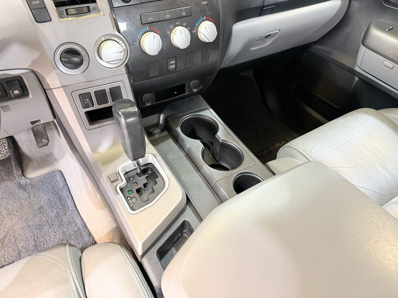 Toyota Tundra 4WD Truck CrewMax 5.7L FFV V8 6-Spd AT (Natl) 2011 Toyota Tundra 4WD Truck CrewMax 5.7L FFV V8 6-Spd AT (Natl) 2011