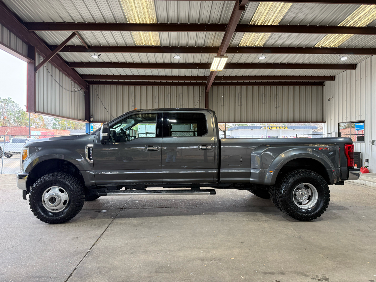 Ford F-350 SD Lariat Crew Cab Long Bed DRW 4WD 2017