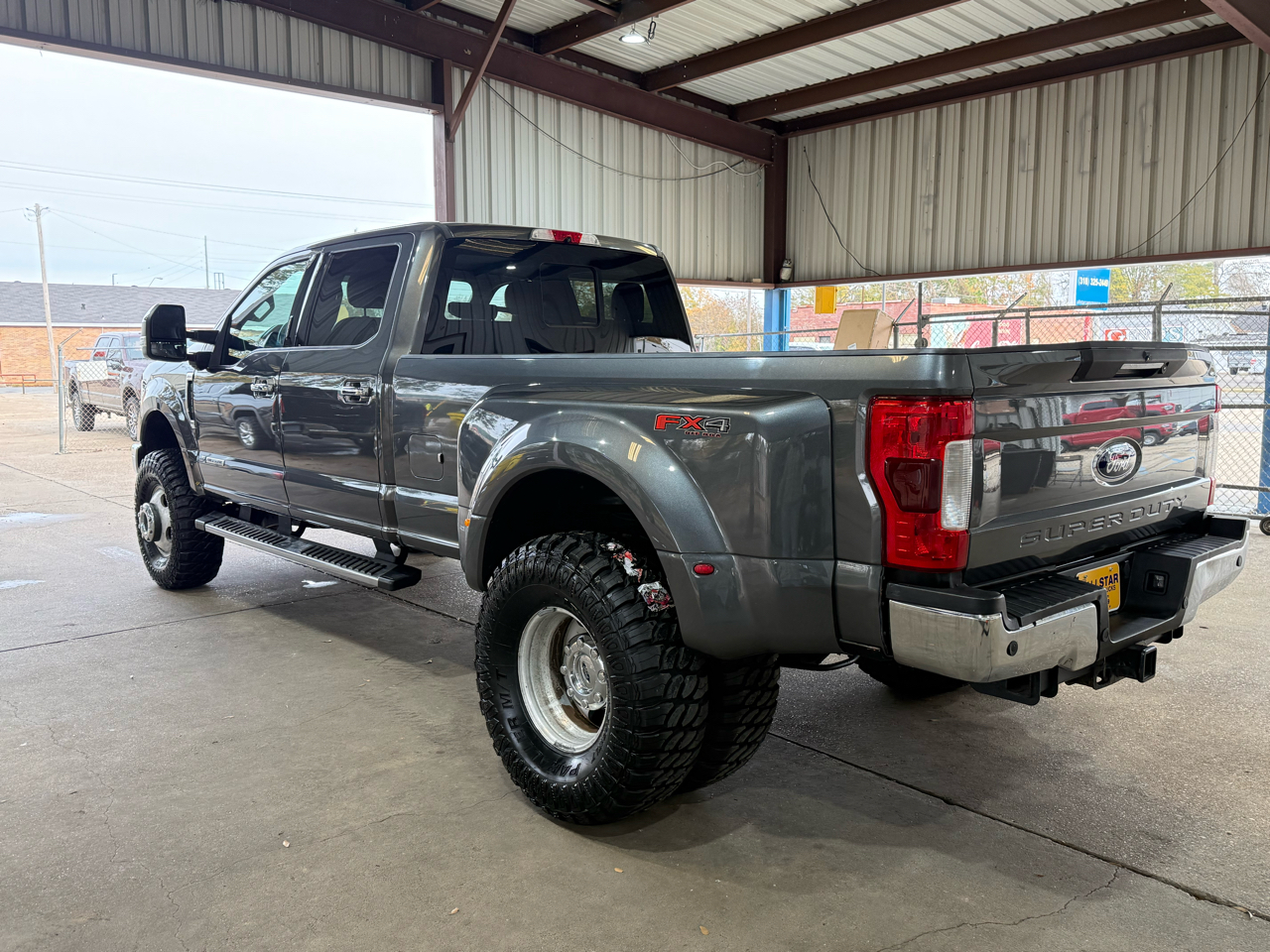 Ford F-350 SD Lariat Crew Cab Long Bed DRW 4WD 2017