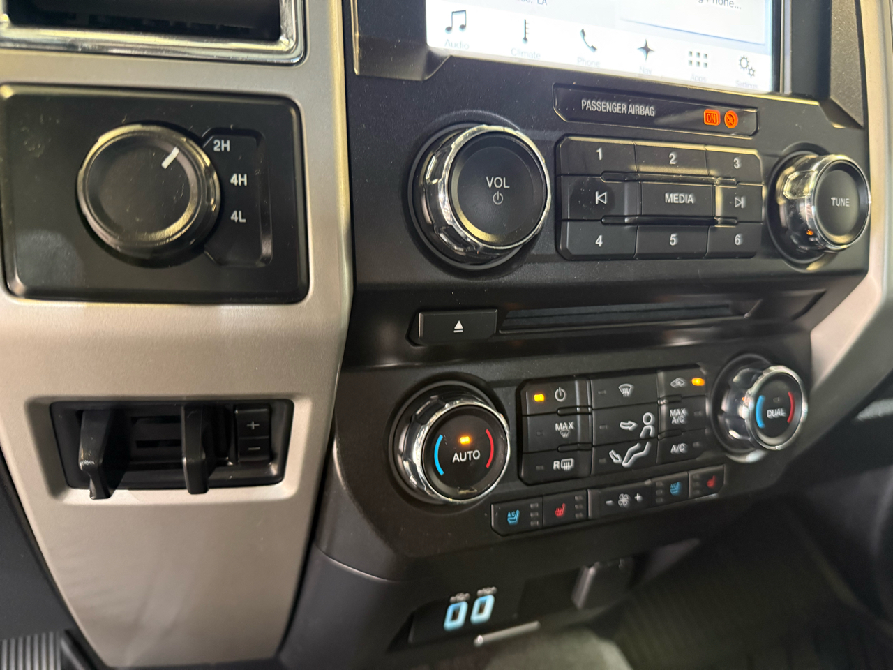 Ford F-350 SD Lariat Crew Cab Long Bed DRW 4WD 2017