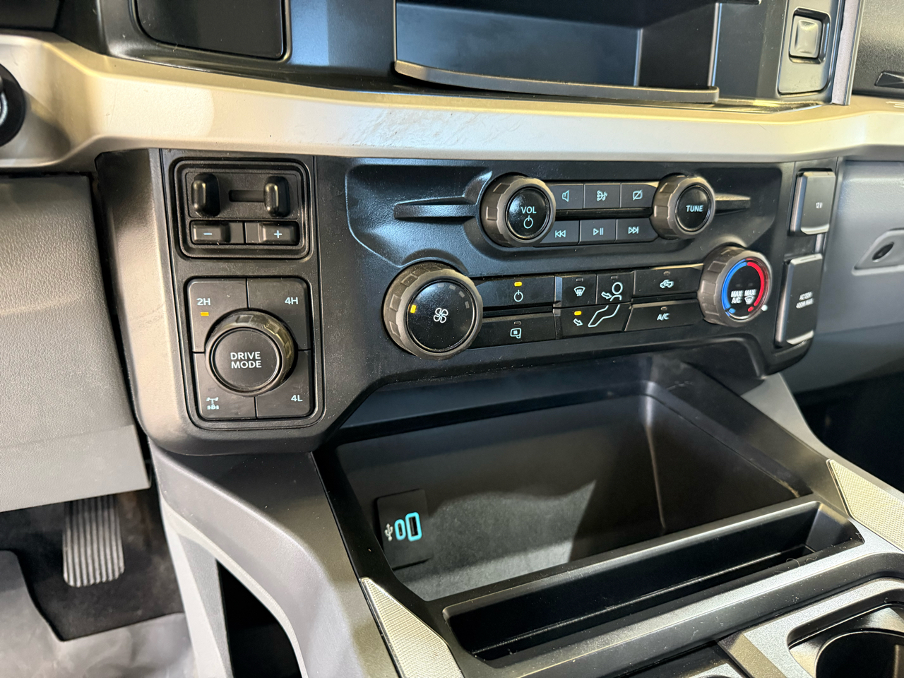 Ford F-250 SD XLT Crew Cab 4WD 2024