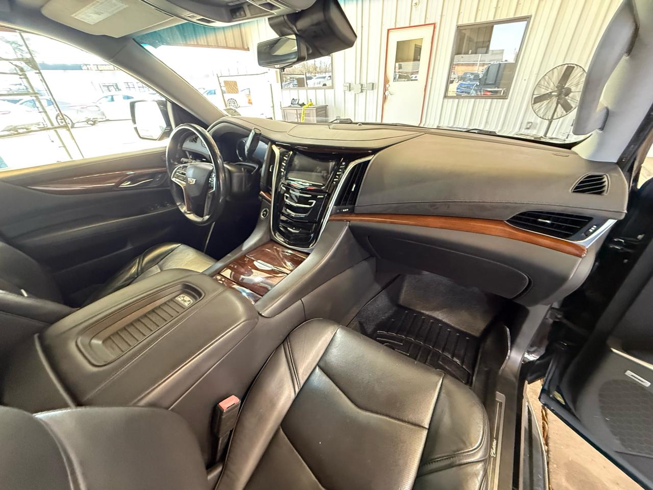 Cadillac Escalade Luxury 2WD 2019