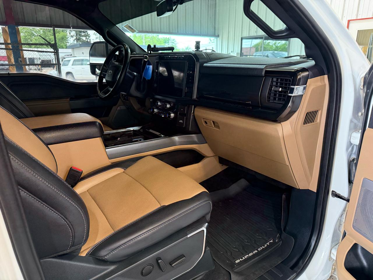 Ford F-350 SD Lariat Crew Cab Short Bed 4WD 2023