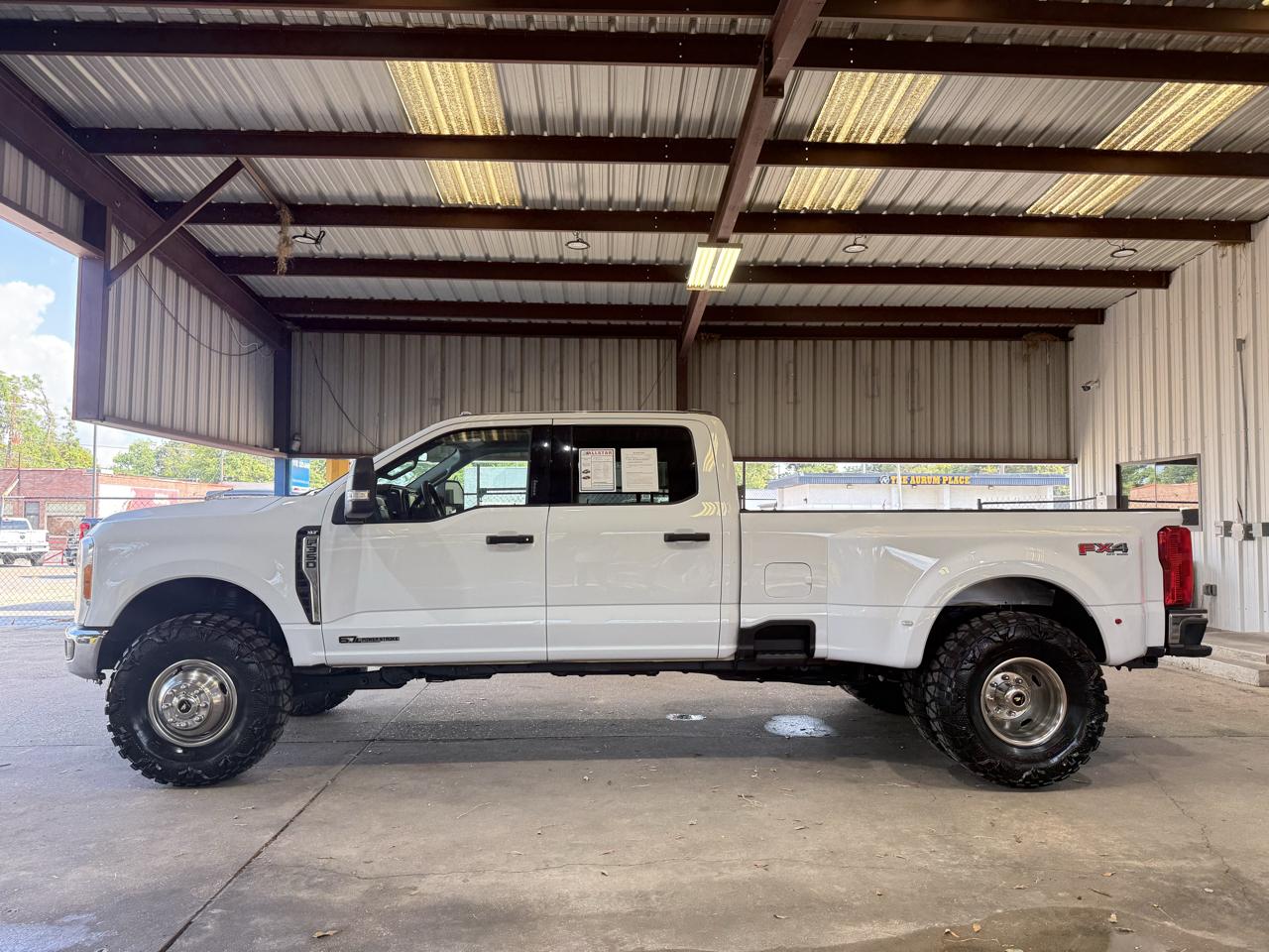 Ford F-350 SD XLT Crew Cab Long Bed DRW 4WD 2023