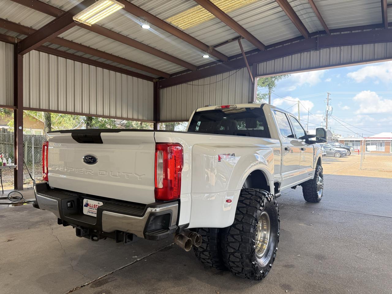 Ford F-350 SD XLT Crew Cab Long Bed DRW 4WD 2023