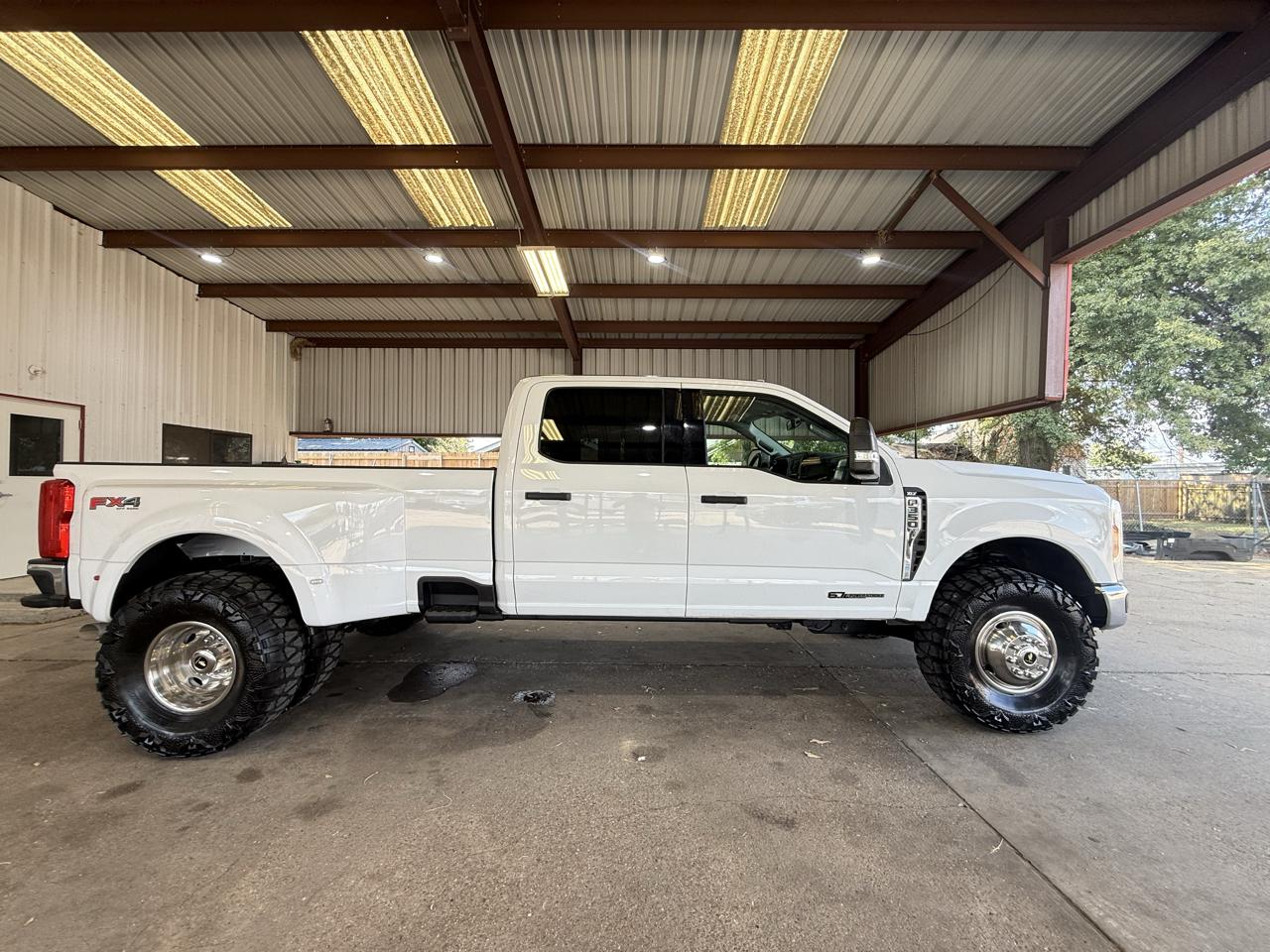 Ford F-350 SD XLT Crew Cab Long Bed DRW 4WD 2023