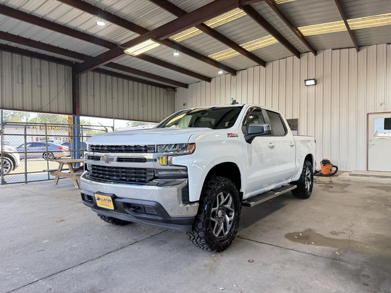 Chevrolet Silverado photo 2