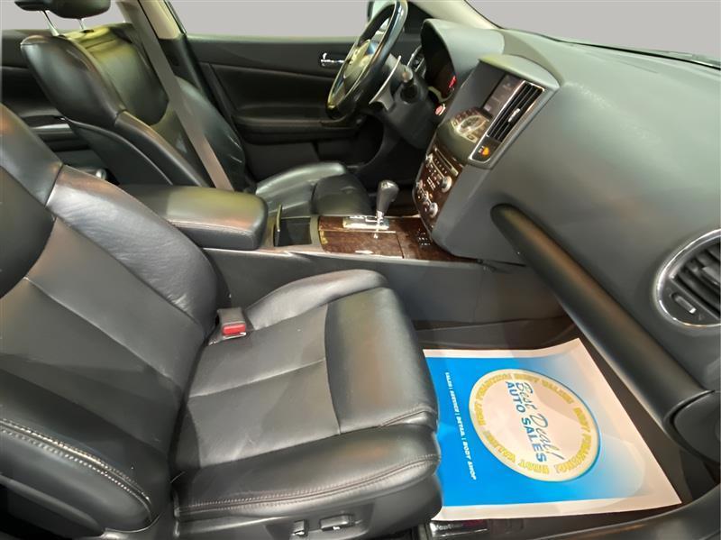 Nissan Maxima SV 2010