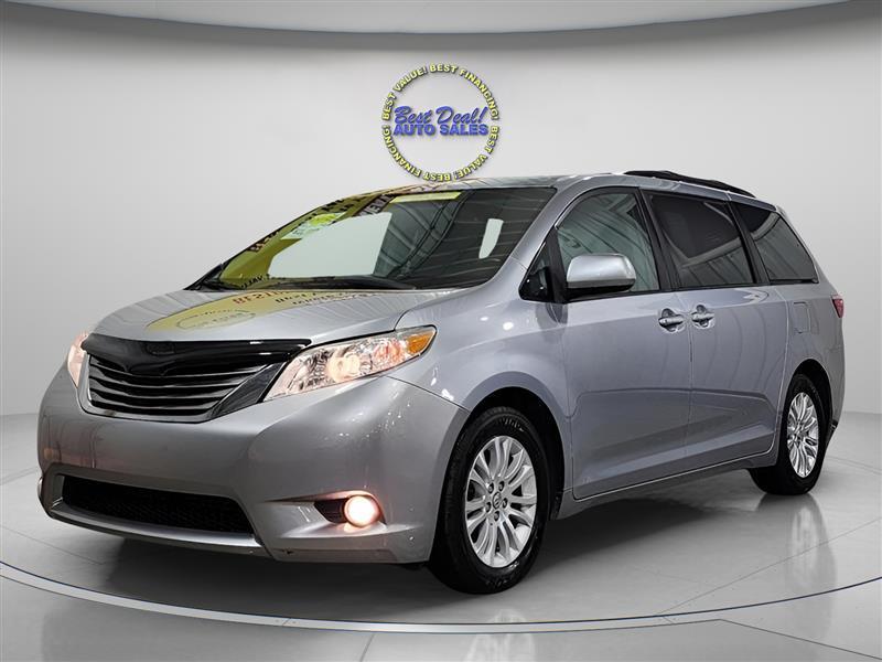 2017 Toyota Sienna XLE 8 PASSENGER 4DR MINI-VAN