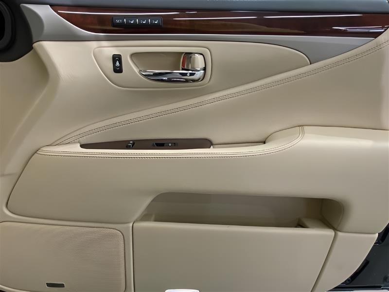 Lexus LS 460 Luxury Sedan AWD 2013