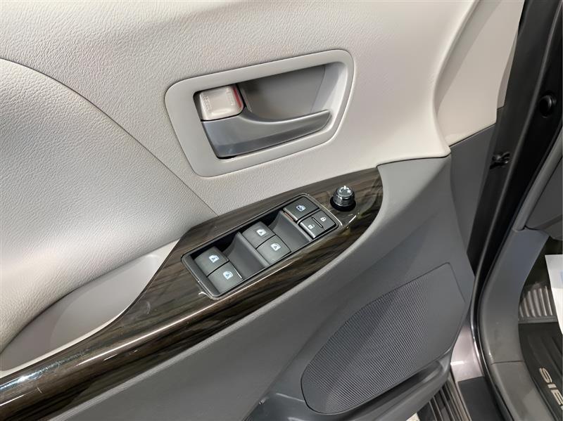 Toyota Sienna XLE AWD 7-Passenger V6 2015