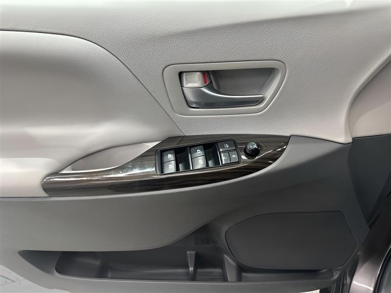 Toyota Sienna XLE 2017
