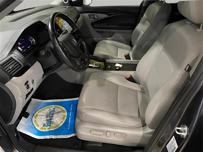 Honda Pilot Touring AWD w/Rear Captains Chairs 2021