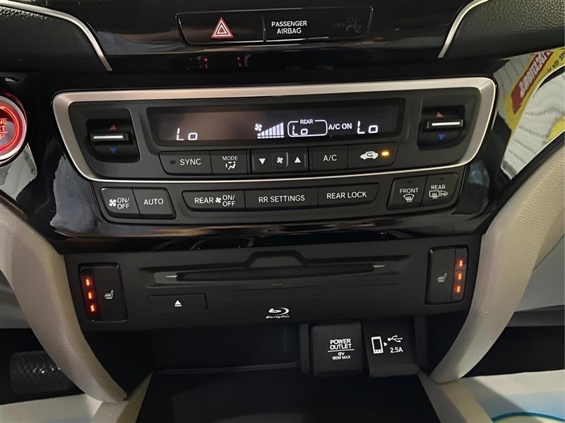 Honda Pilot Touring AWD w/Rear Captains Chairs 2021