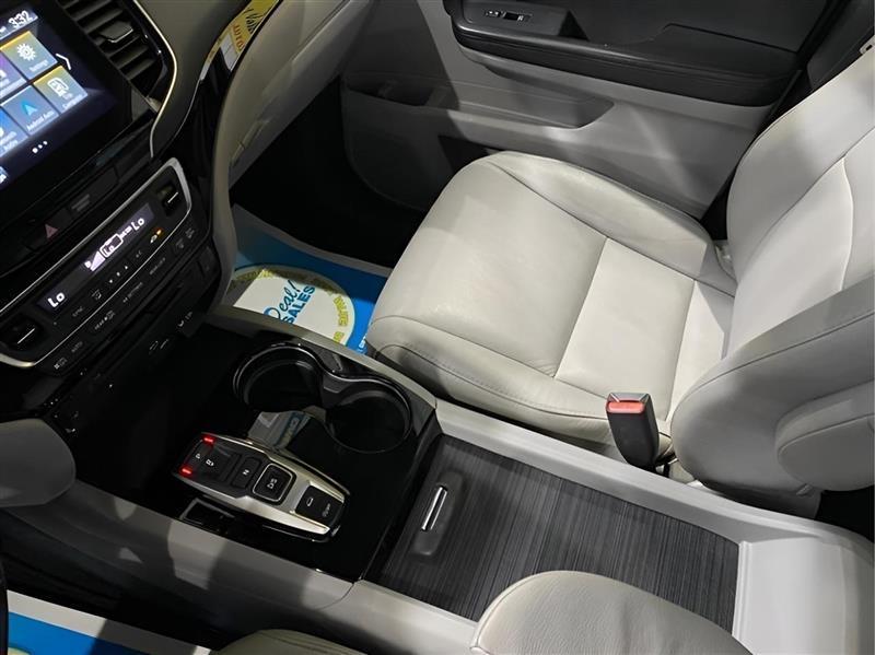 Honda Pilot Touring AWD w/Rear Captains Chairs 2021