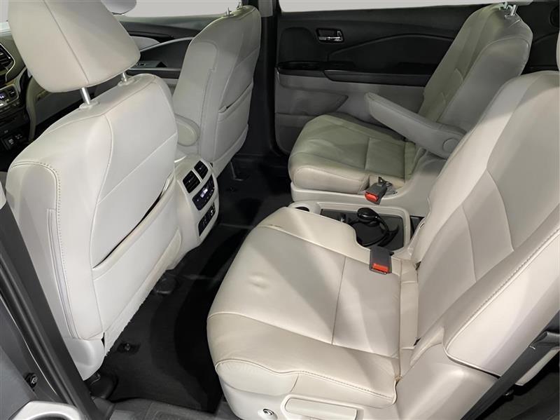 Honda Pilot Touring AWD w/Rear Captains Chairs 2021
