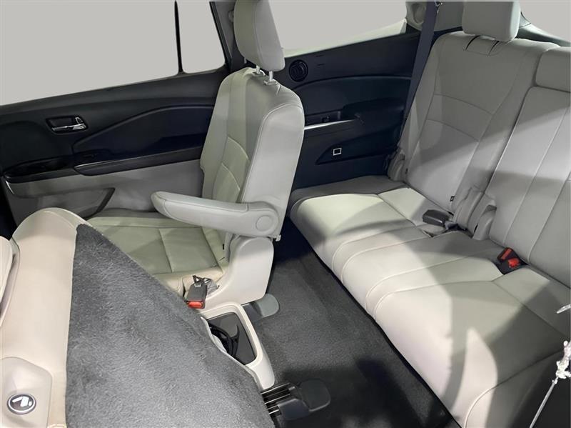 Honda Pilot Touring AWD w/Rear Captains Chairs 2021