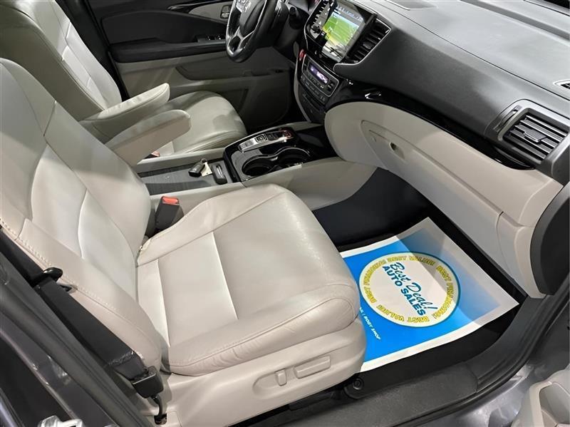 Honda Pilot Touring AWD w/Rear Captains Chairs 2021
